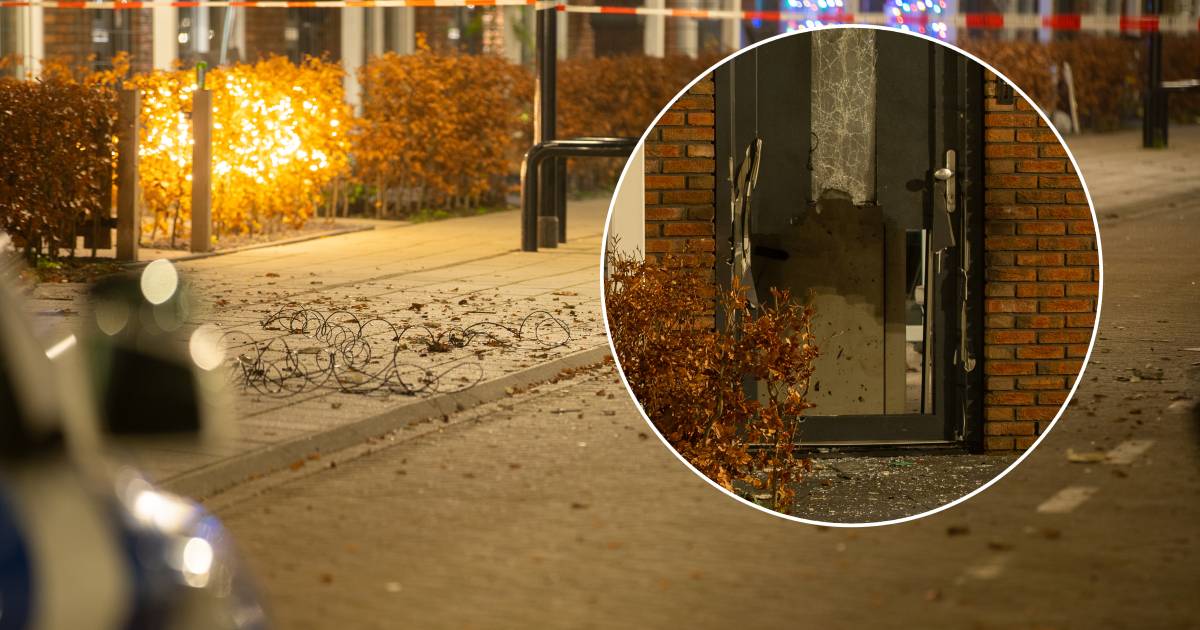 2 oere lyn — De politie gaat ervan uit dat een vuurwerkbom de oorzaak is van de flinke explosie bij een huis aan de Leonard Springerlaan in Deventer  .