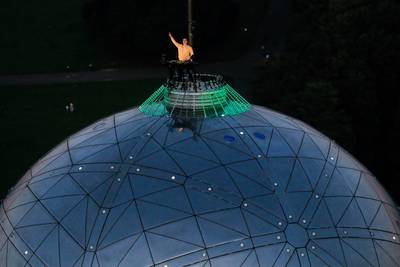 Henri PFR mixe au sommet de l'Atomium, une première
