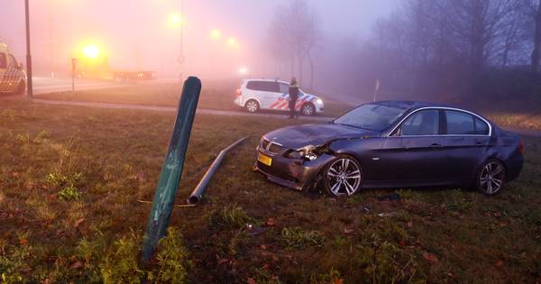 Bestuurder rijdt lantaarnpaal uit de grond na missen rotonde