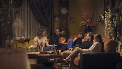 16. Michel en de handen op zijn huid