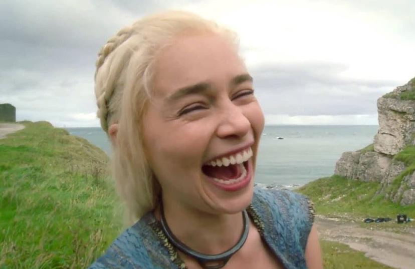 Emilia Clarke lachend in Game of Thrones