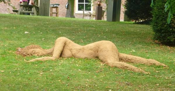 Lemen nimf aan oever Slot Rossum beeldt vergankelijkheid uit