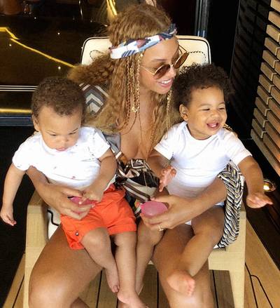 Eindelijk! De eerste haarscherpe foto van Beyoncé's tweeling Rumi en Sir