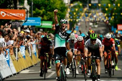 Sprintzege Ackermann in Dauphiné, Kwiatkowski valt in gele trui