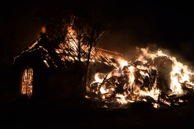 Grote uitslaande brand woedt in Terborgse hooischuur, rook is in wijde omgeving te zien