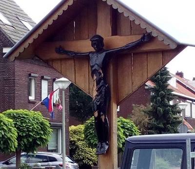 Man vernielt kruisbeeld met kapmes in Roermond