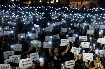 Hong Kong suspend un projet de loi controversé après des semaines de manifestations