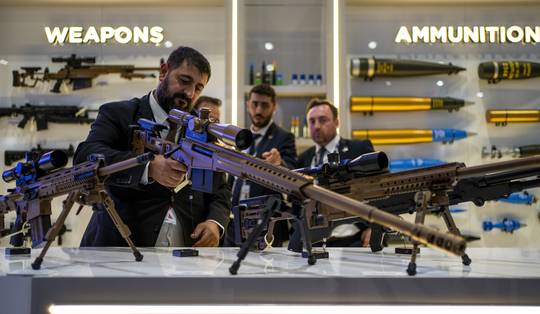 ‘Bijdragen aan veiligheid’ versus ‘nefaste promostunt’: Brussel krijgt defensie- en wapenbeurs