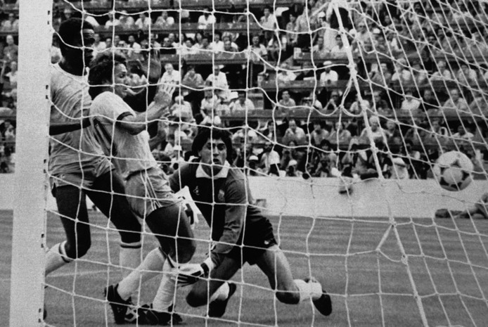 Zico (midden) scoort op het WK van 1982 tegen Argentinië.