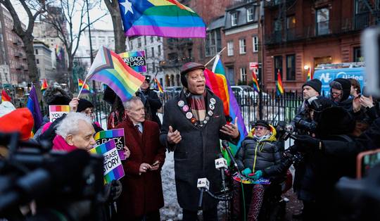 New Yorkers woedend op Trump om weghalen regenboogvlag bij monument: ‘Dit is een aanval op lgbtq+’ers’
