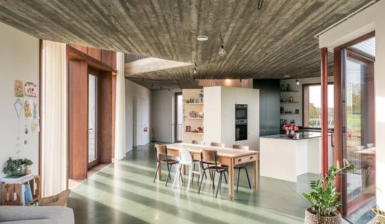 Van vervallen huisje naar betonnen droomwoning op een West-Vlaamse heuvel: ‘We willen hier nooit meer weg’