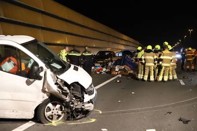 File op A2 bij Enspijk na ongeluk, lading van aanhangwagen ligt op de weg