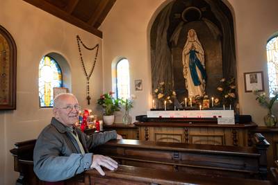 Henk ten Berge kind aan huis bij Mariakapel in Tilligte