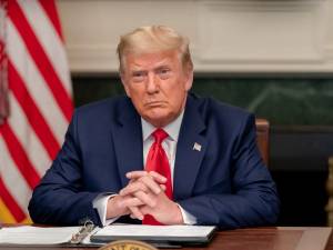 Sous pression, Trump ratifie le nouveau plan de relance de l'économie américaine