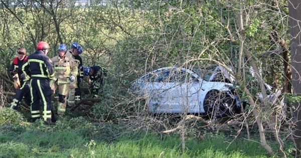 Eenzijdig ongeval op A1 bij Enter: bestuurder met spoed naar ziekenhuis.