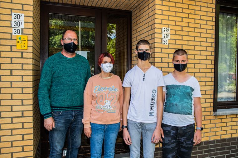 Cindy Branders en haar man Peter  willen hun zonen Steven en Brent liever thuis houden. Cindy is een risicopatiënte en is bang dat de kinderen besmet raken op school en vervolgens haar aansteken.