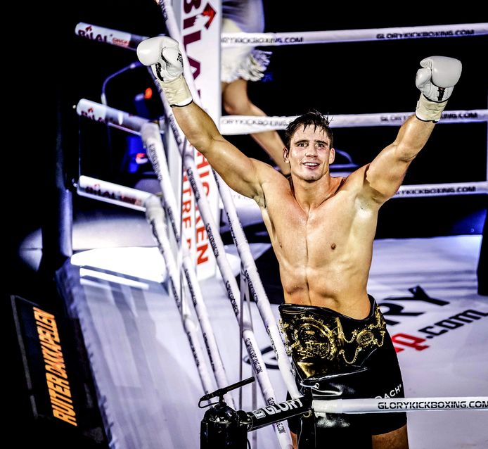 Rico Verhoeven laat zien hoe je moet schoppen en Kluun