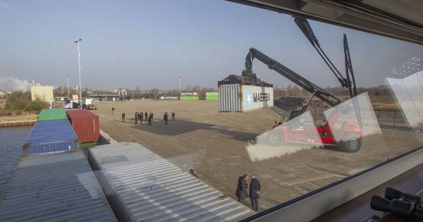 VIDEO | Eerste vrachtschip meert aan in nieuwe haven Budel-Dorplein - Eindhovens Dagblad