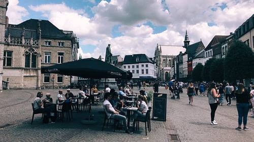 Stadsbesturen versoepelen regels zodat horeca crisis kan doorspoelen: extra large terras, duurder pintje?