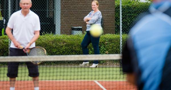 Bouwer clubhuis tennissers Heino wil water bij wijn doen - De Stentor