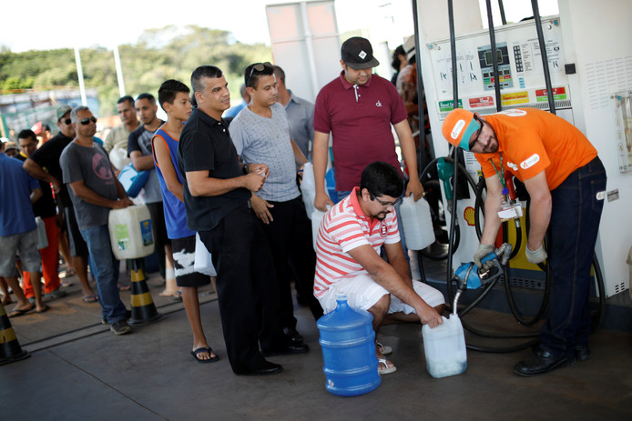 Lange rijen voor de benzinepompen in Brazilië, waar op sommige plaatsen alleen maar jerrycans of flessen kunnen worden gevuld.