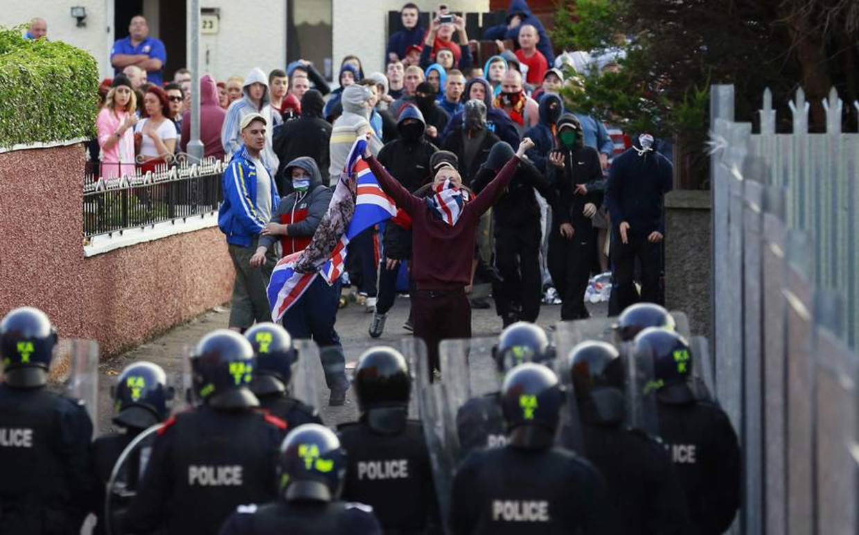 Конфликт северной. Религиозное Противостояние в Северной Ирландии. Northern Ireland Protestants protest. Протесты в Ирландии.