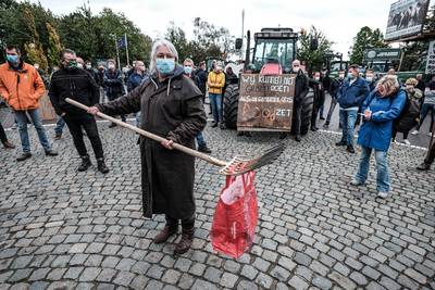 Boeren overhandigen een tas bezwaarschriften met een hooivork: ‘Wat moeten we doen om gehoord te wor