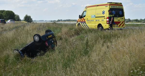 Vrouw wordt onwel achter het stuur: rijdt eerst lantaarnpaal uit de grond en daarna een dijk af - BD