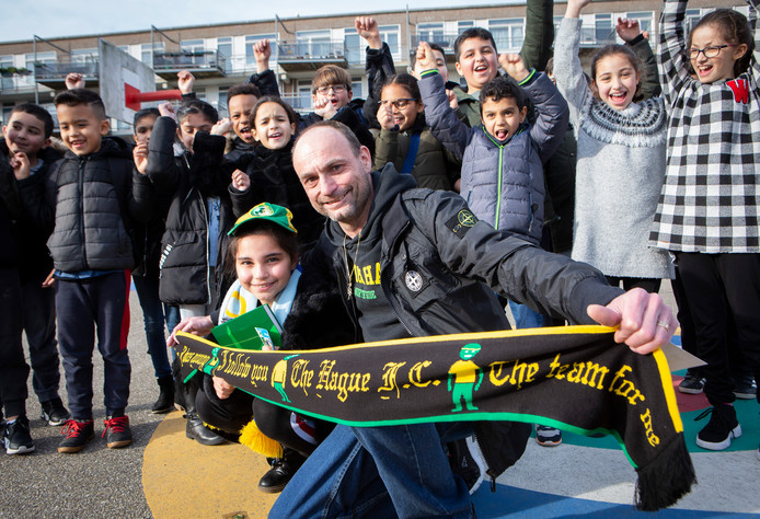 Ed Slier heeft Ranim Chaalan verwend met ADO-spullen. Beiden zijn groot fan van de club.