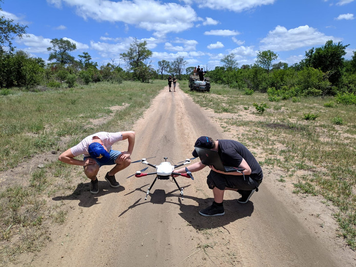 Precisiewerk onder hete omstandigheden in Zuid-Afrika. De studenten van de minor Aerospace Engineering & Maintenance van Avans Hogeschool checken de tweede drone voor het vertrek.