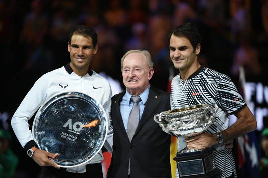 Roger Federer (R) en Rafael Nadal (L) poseren met Rod Laver.