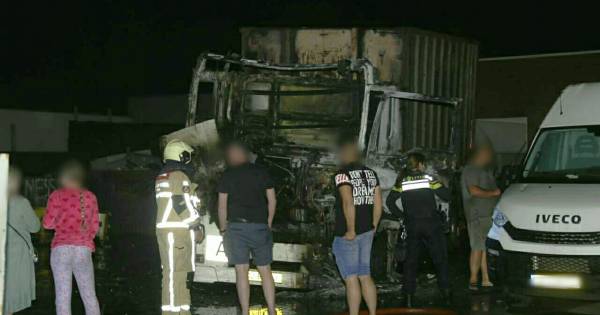 Mogelijk brandstichting: vrachtwagen gaat in vlammen op in Enschede #Enschede.