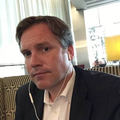 'Amerikaanse miljonair ontkent vrouw voor Londense bus te hebben geduwd'