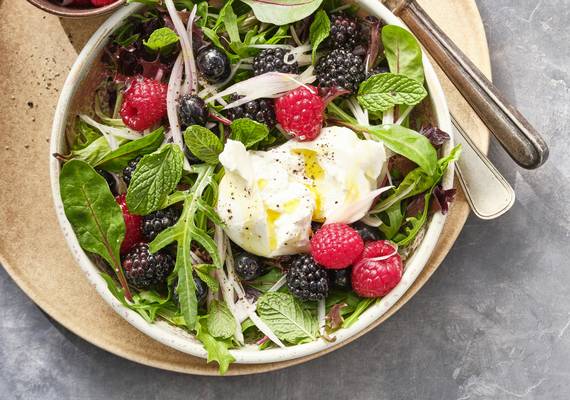 Mesclunsla met rood fruit en burrata