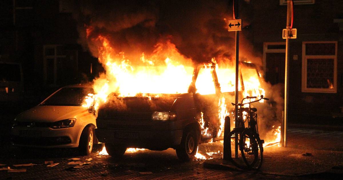 Brandweer moet voor zoveelste voertuigbrand uitrukken: busje compleet verwoest .