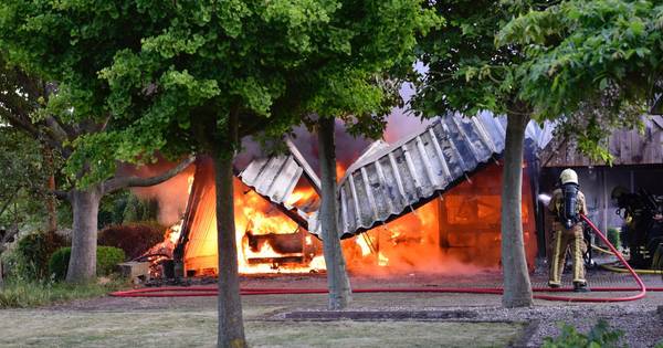 Auto en schuur volledig verwoest door brand in Harbrinkhoek - Tubantia