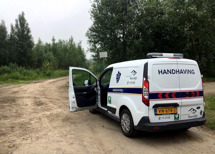 Medewerkers van handhaving in de Gemeente Moerdijk zoeken naar Albanezen die zich ophouden in tenten in het gebied.