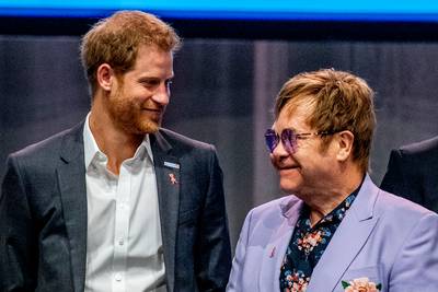 Elton John neemt het op voor ‘milieuvervuilende’ prins Harry