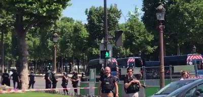 Verdachte aangehouden na rammen politiebus Champs-Élysées