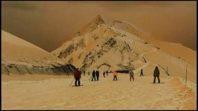 Wintersporters verrast door ladingen oranje sneeuw