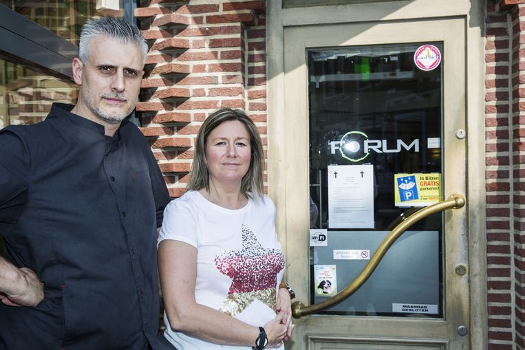 Met Rug Tegen De Muur Door Witte Kassa Bilzen In De Buurt Hln