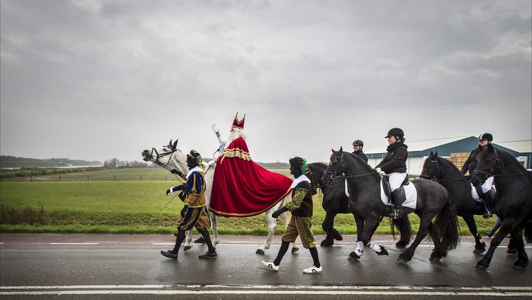 Waarom Sinterklaas van zijn paard moet vallen | De Volkskrant