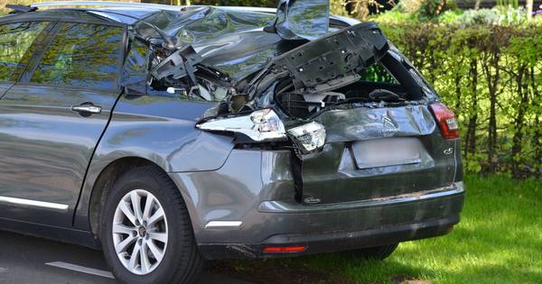 Auto zwaar beschadigd na aanrijding door trekker