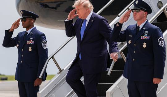 Trump wuift zorgen over erbarmelijke omstandigheden op Amerikaans vliegdekschip weg: ‘Nog lang niet lang genoeg’