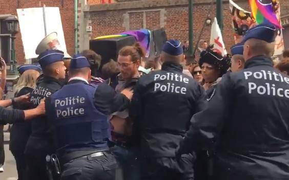 Pride Parade door Brussel: politie haalt actievoerders uit stoet