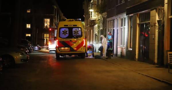 Persoon onwel in woning: hulpdiensten in beschermpakken naar binnen.