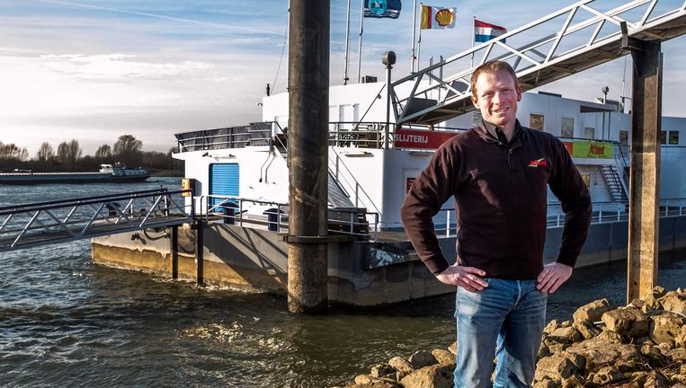In deze drijvende buurtsuper kunt u hagelslag, brood, bedden en banken krijgen - Volkskrant