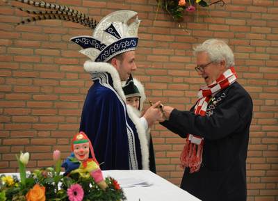 Kersverse prins Martienus den 1e kroont drietal tot vrienden van de Langeweg