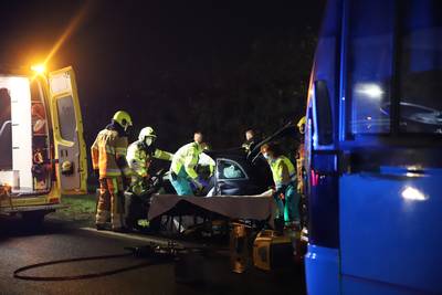 Slachtoffer bekneld na ernstig ongeluk op N834 bij Kerk-Avezaath