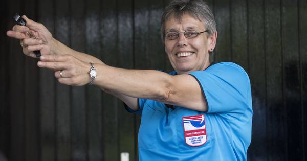 Ans Mekenkamp uit Bornerbroek is al 40 jaar handbalscheidsrechter